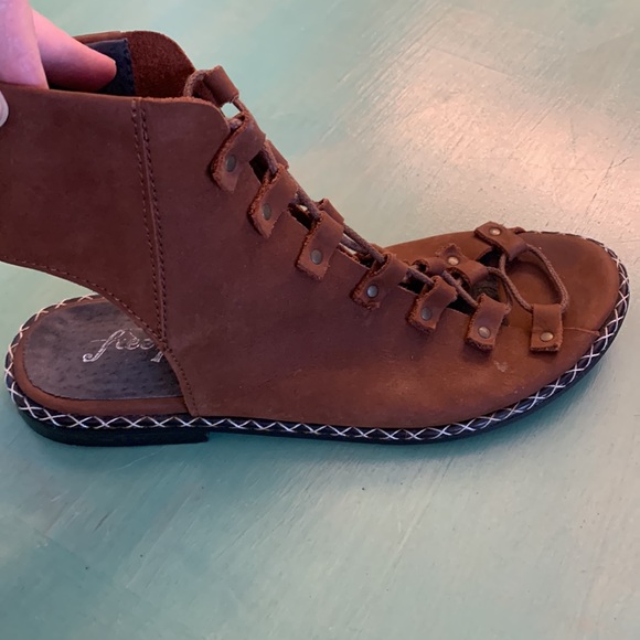 Free People- 37 Bohemian lace up sandals Brown gold accents leather - Picture 8 of 8